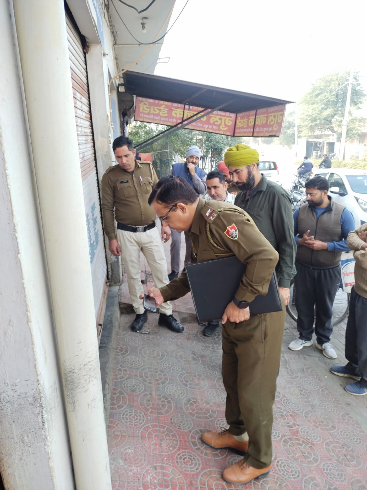 Thieves broke locks of two shops in Ratia, attacked building owner