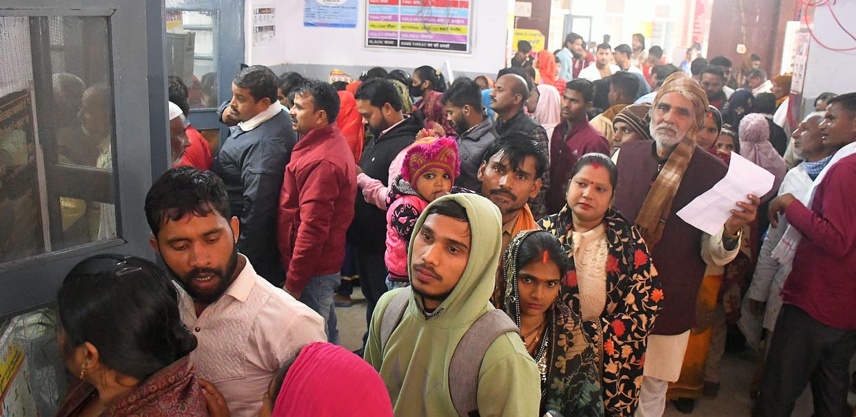 Crowd of patients gathering in the hospital, risk of corona increases