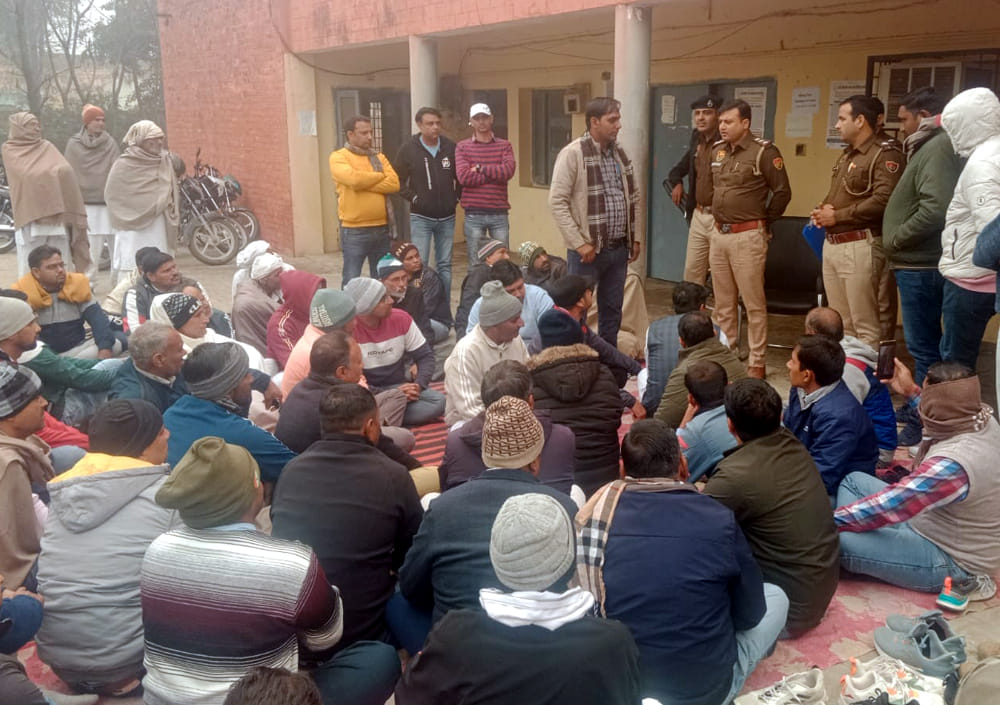 Dharna in protest against assault with Electricity Corporation team