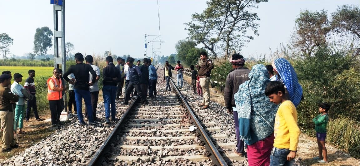 Bodies of a woman and a youth found 500 meters apart on the railway track, police busy in identifying both
