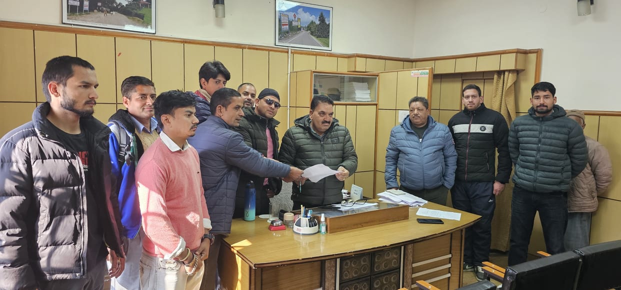 Due to non-construction of road, Executive Engineer's office surrounded, slogans raised