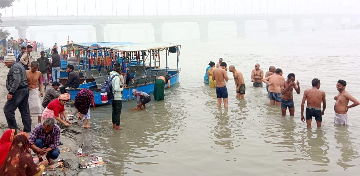 Dip in Ganga on Margashirsha Purnima, worship at the ghat