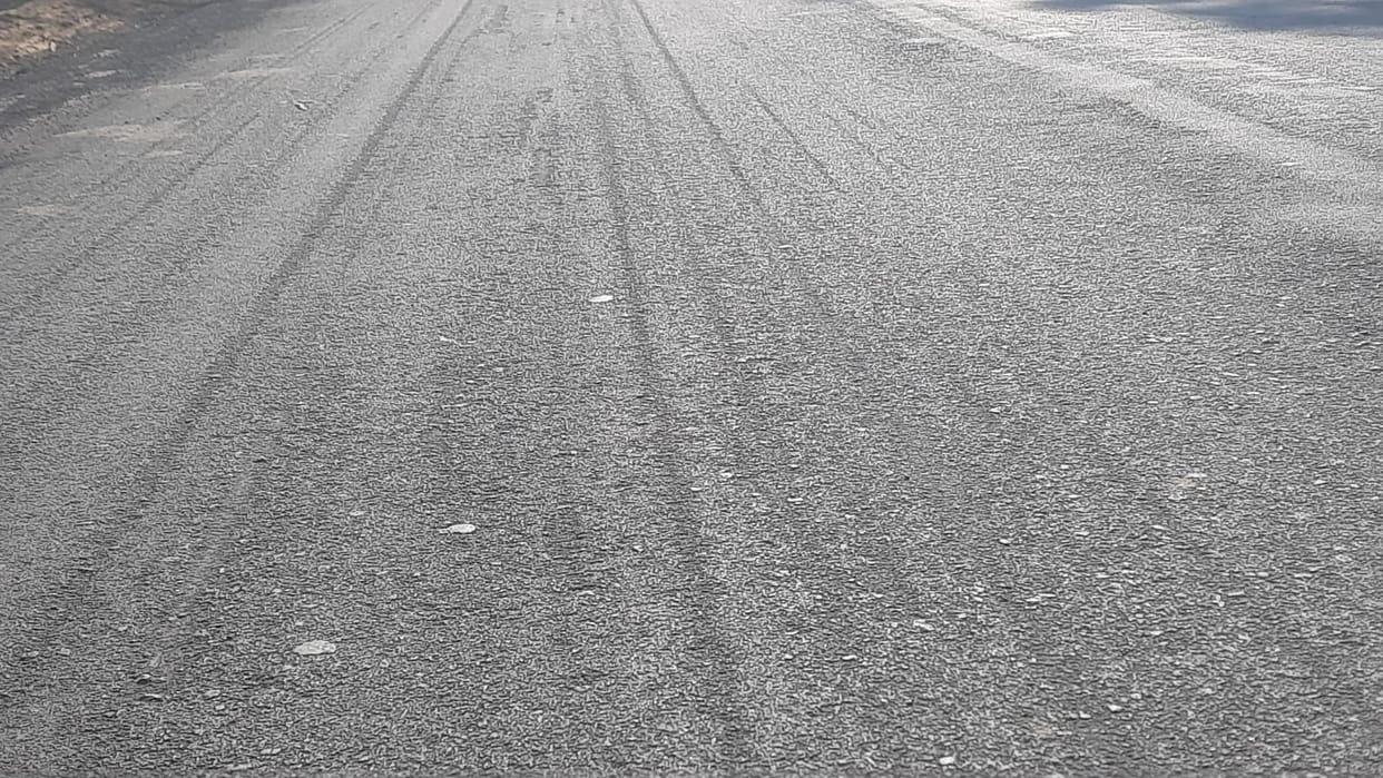 The road built one and a half month back is in bad shape, gravel and gravel are coming out, problems