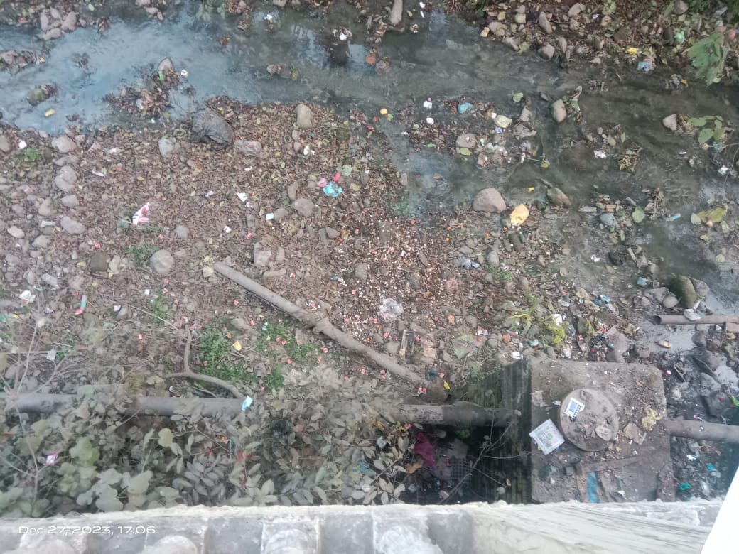 Hospital fined for throwing garbage in Sakodi ravine, challan issued to five people