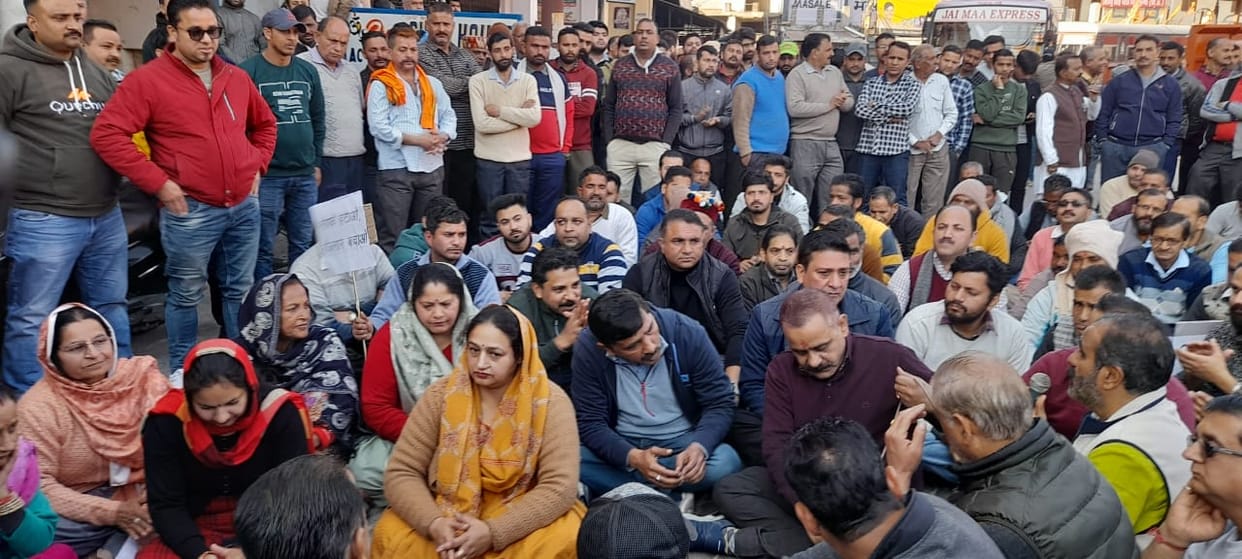 Traders took out a rally against the ropeway in Chintpurni Darbar.