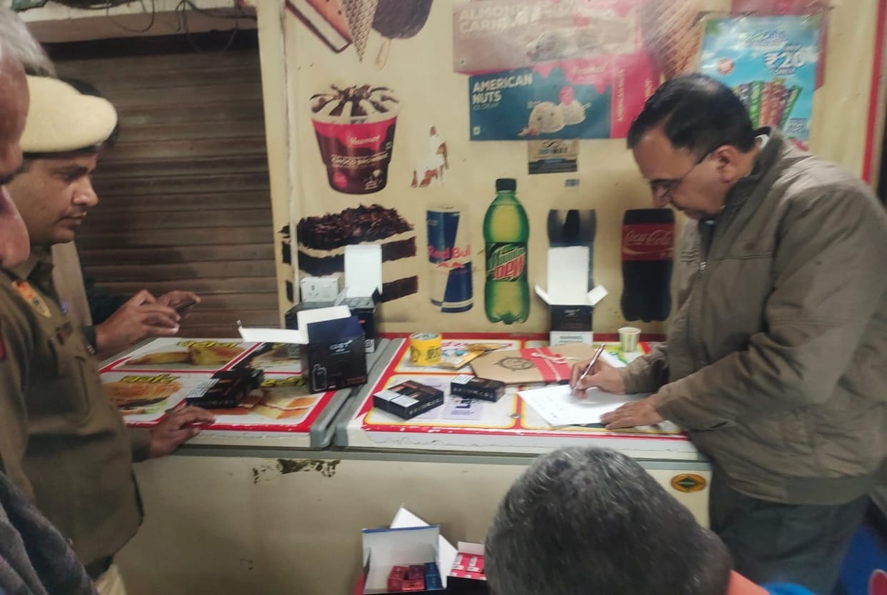 E-cigarettes and foreign cigarettes were being sold outside the railway station
