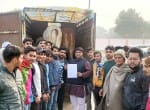 27जेएनडी33-पुलिस को लिखी शिकायत दिखाते संगठन सदस्य। संवाद