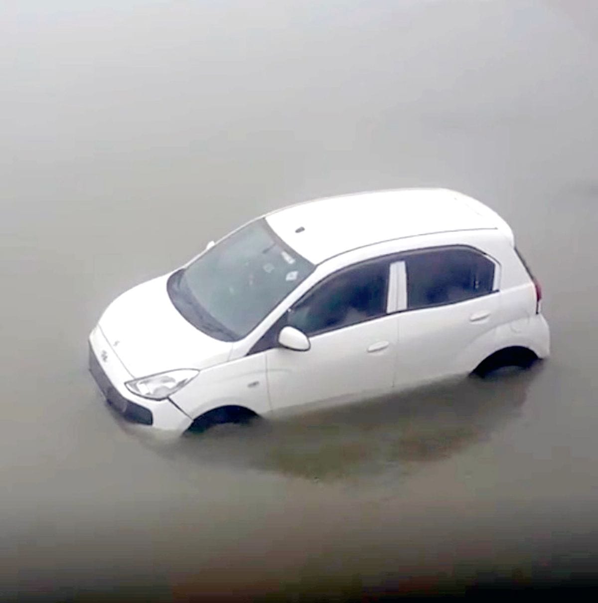 Road not visible in fog, car fell into canal