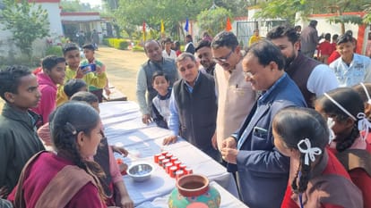 Students set up food stalls in the children's fair.