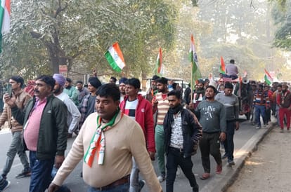 Pilibhit News: नए कानून के खिलाफ सड़कोें पर उतरे निजी वाहन चालक Private vehicle drivers took to the streets against the new law