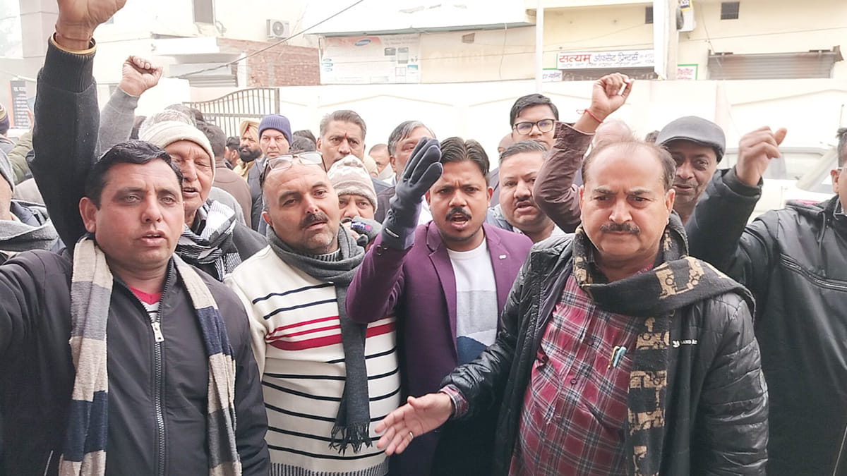 Angry traders surrounded the police station for one hour due to robbery after robbery.