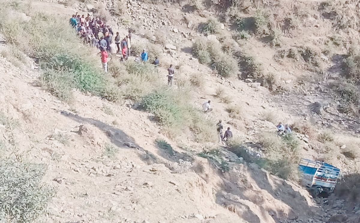 Tempo falls into deep ditch, one dead, driver seriously injured