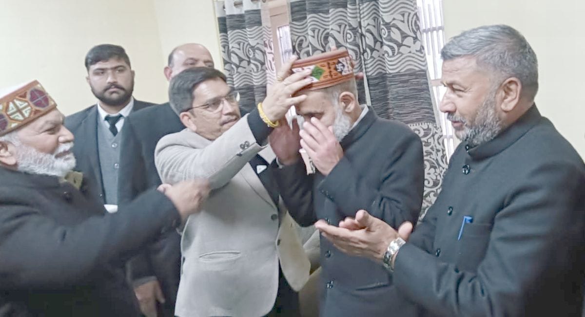 Justice Vivek Singh Thakur honored with a bouquet