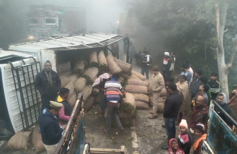 Truck overturned on highway, caused long traffic jam