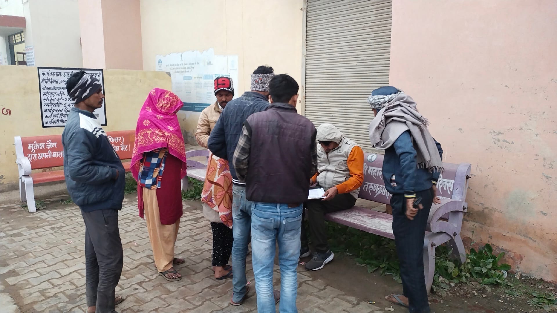 पोस्टमार्टम हाउस पर मौजूद परिजन