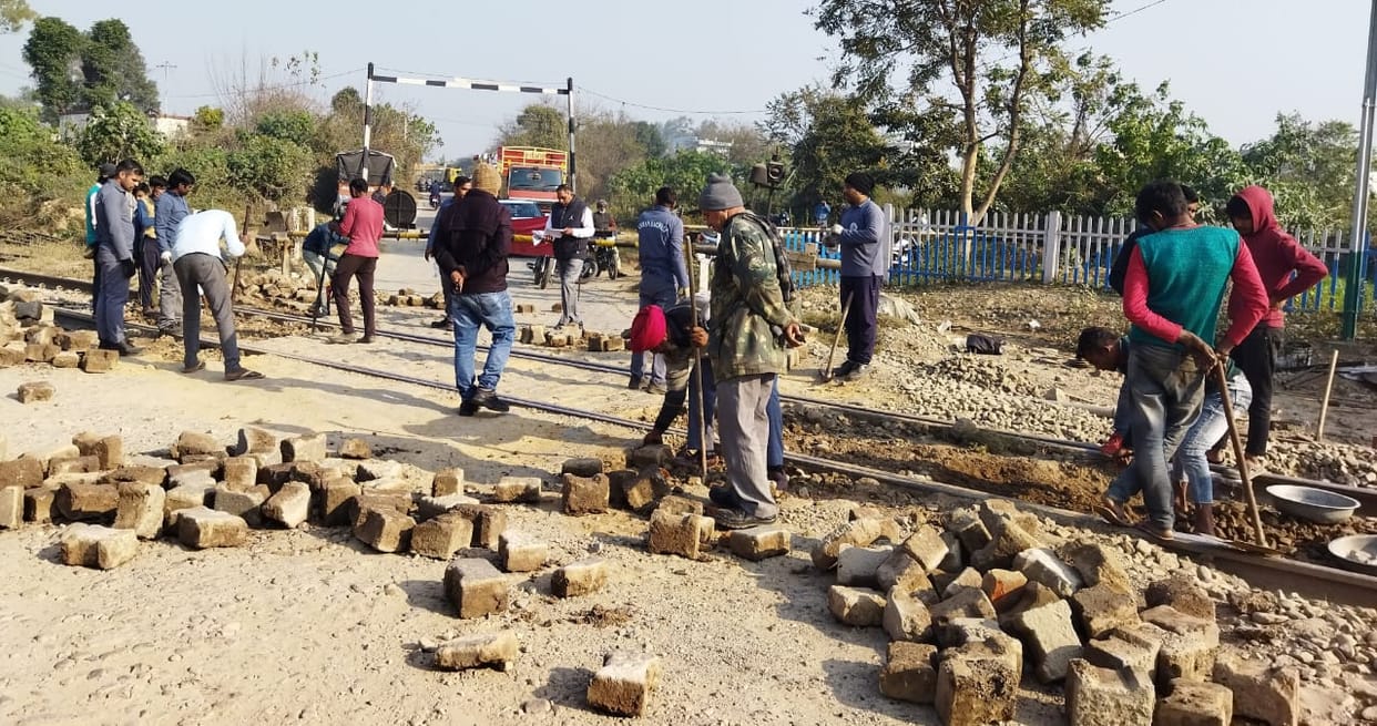 Raimaihatpur railway gate remained closed the whole day, people worried
