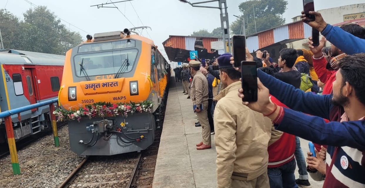 Welcomed by showering flowers on Amrit Bharat train