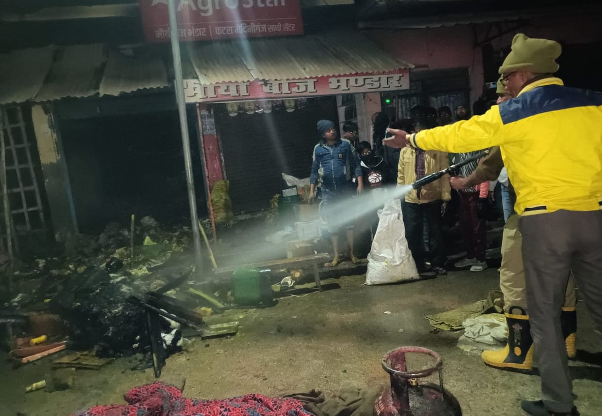 Fire broke out from cylinder, two shops gutted, goods worth lakhs destroyed