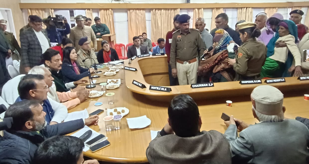 Daughter died after falling under the bus, no action was taken against the conductor