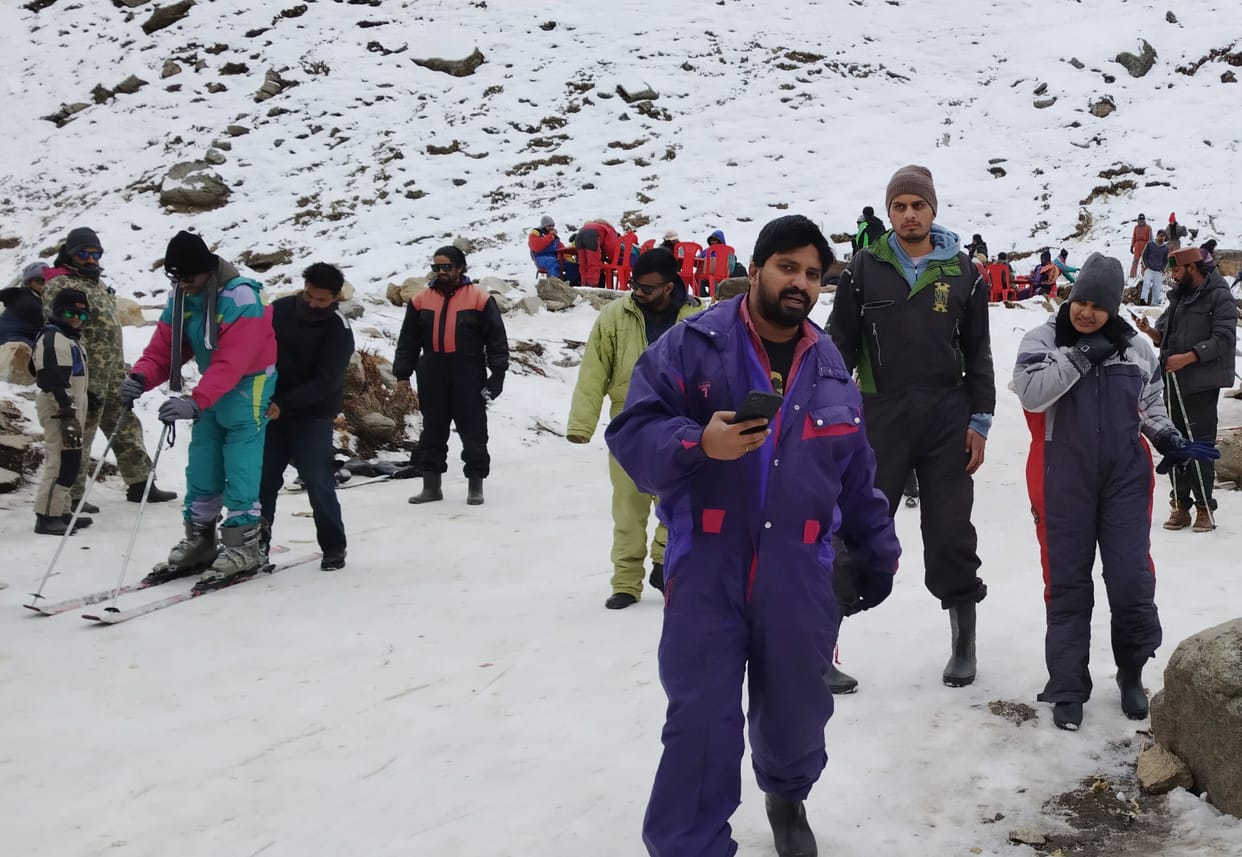 Tourists gathered in Sissu, Koksar, had fun in the snow
