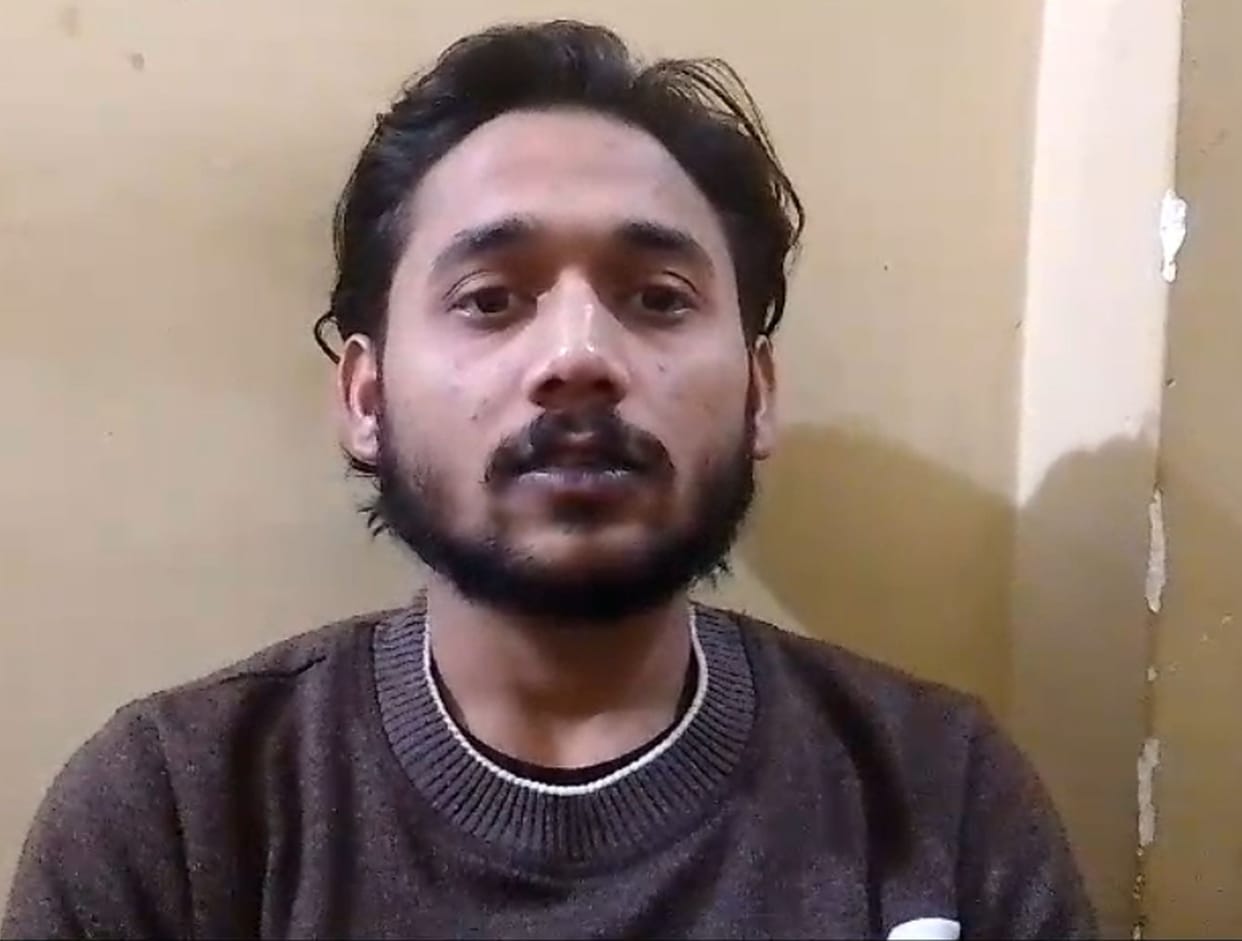Robbed four lakhs from a Galla trader by throwing chilli in his eyes