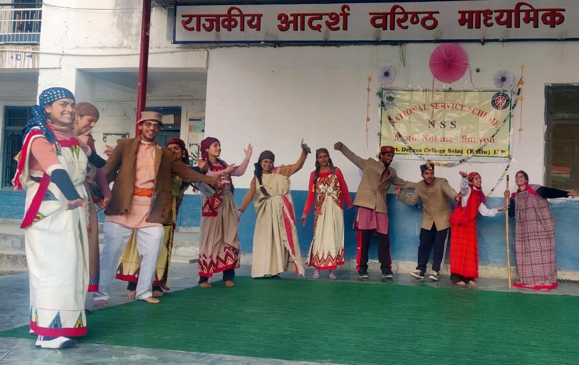 Volunteers performed dance in Sainj College