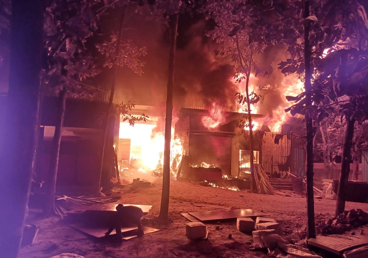 Huge fire broke out in warehouse, goods burnt to ashes