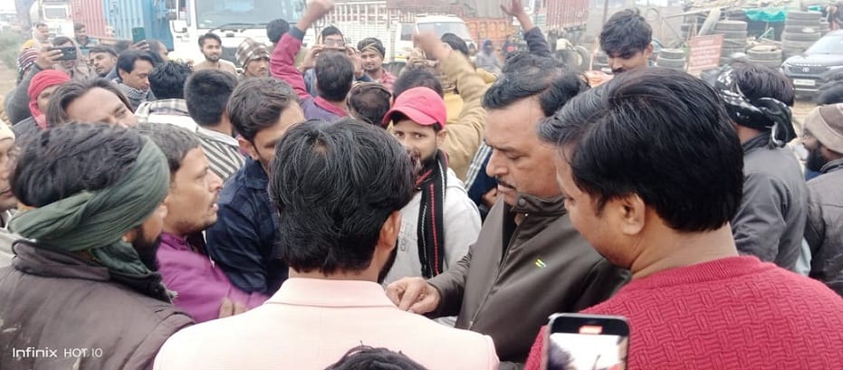 Truck drivers blocked the road in protest against the ten year sentence
