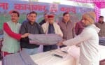 जेल में कंबल वितरण करते पूर्व विधायक प्रेम स्वरूप पाठक व शारतेन्दु पाठक व अन्य।स्रोत-जेल प्रशास