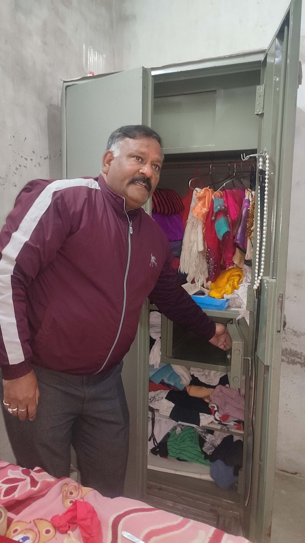 Theft worth lakhs by breaking the lock of the house