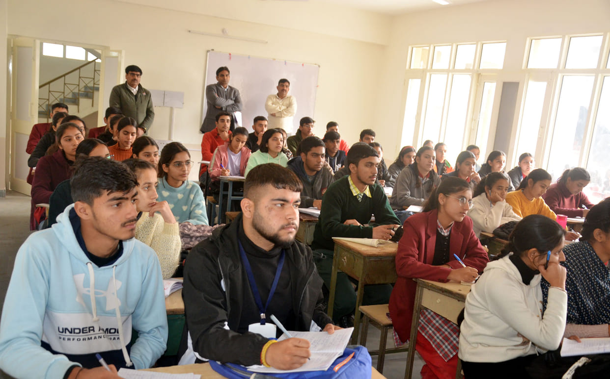 DC inspected JEE and NEET coaching classes
