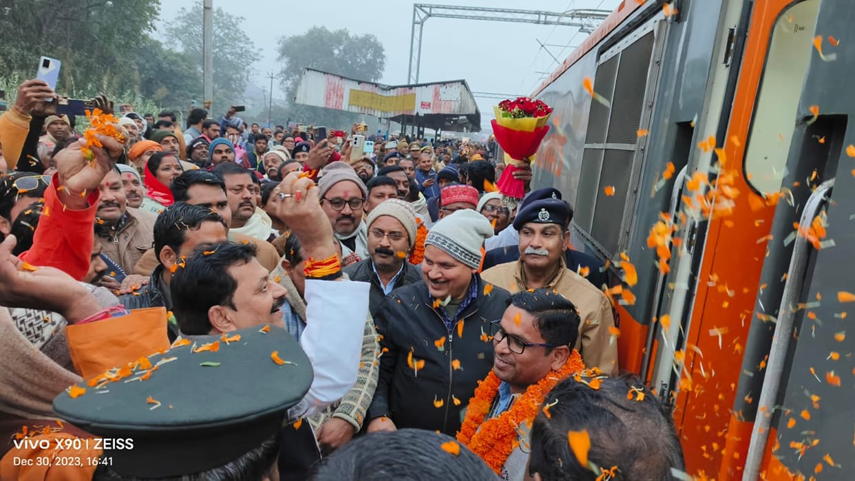 Amrit Bharat train received grand welcome at Kaptanganj Junction, crowd gathered