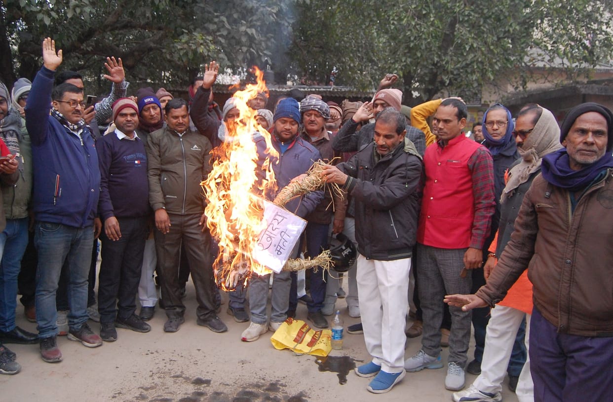 Kotedar took away the effigy hidden in a sack, burnt it in the collectorate