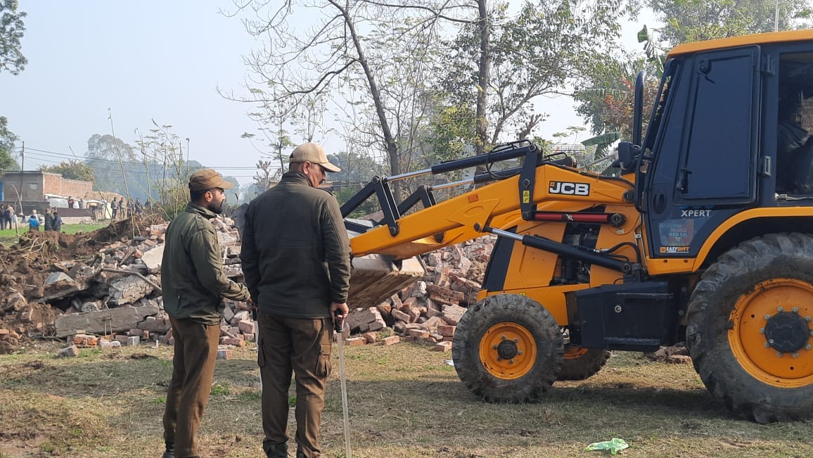 madh, encroachment action