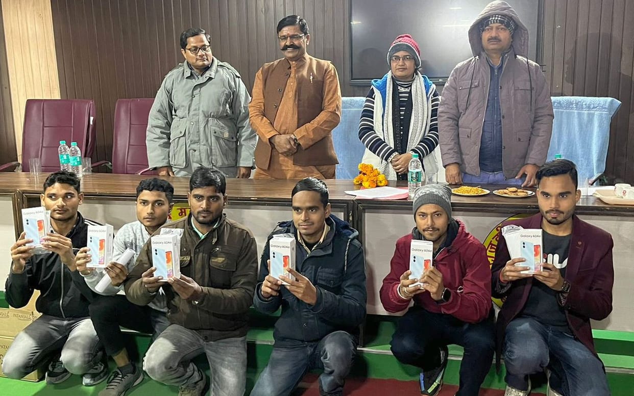 Smartphones distributed to 110 students of Government College