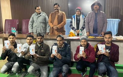 Budaun News: राजकीय महाविद्यालय के 110 छात्र-छात्राओं को बांटे स्मार्टफोन Smartphones distributed to 110 students of Government College