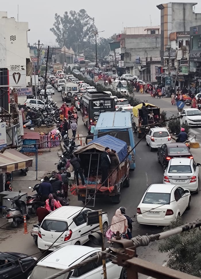 Bumper sale on the last day of the year, traffic system fails on the road