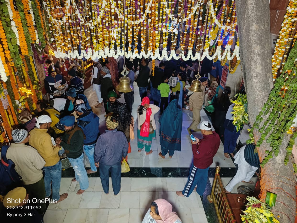 Baba Balaknath's gate echoed with cheers on New Year, 25 thousand people bowed down