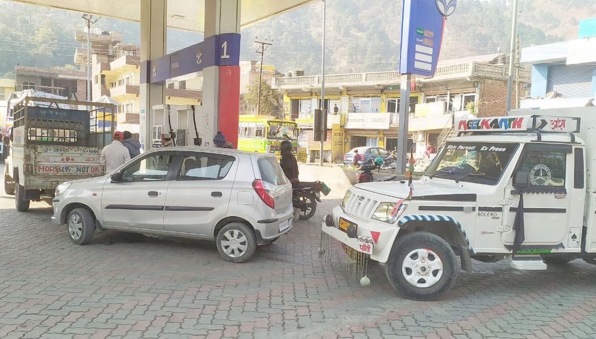 Petrol worth Rs 200 is available at the pump after asking for Rs 500.