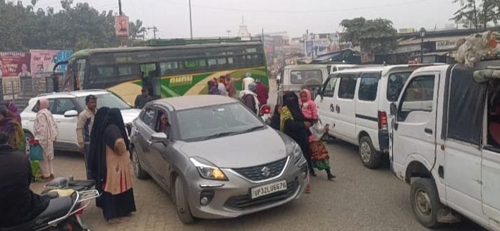 There is traffic jam in Dumariyaganj due to randomly parked taxi vehicles.