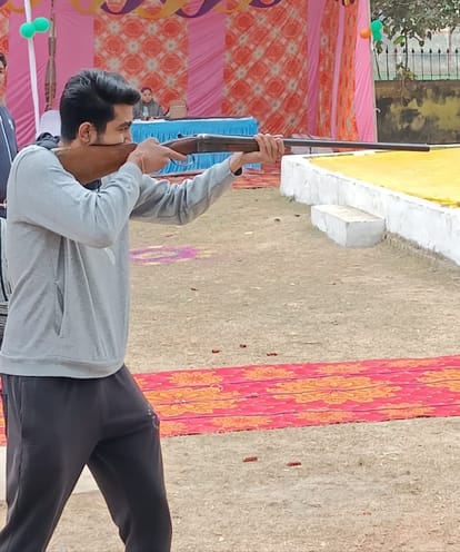 Pilibhit. Minister of State for Sugarcane Development and Sugar Mill Industry Sanjay Singh Gangwar concluded the three-day shooting competition organized by District Rifle Club Pilibhit. During this, the place winners were also honored.
