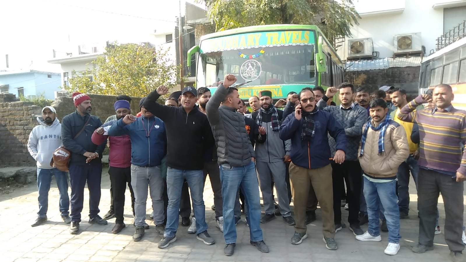 नए हिट एंड रन कानून के खिलाफ निजी बस चालक-परिचालक संघ पांवटा की हड़ताल व नारेबाजी: संवाद