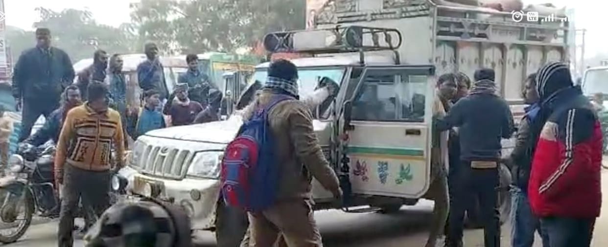 Buses did not run, passengers kept wandering here