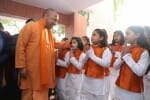 बच्चियों को दुलारते मुख्यमंत्री योगी आदित्यनाथ 