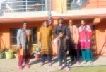 लंबे संघर्ष के बाद मोहल्ले में पानी आने पर खुशी मनाते लोग। संवाद