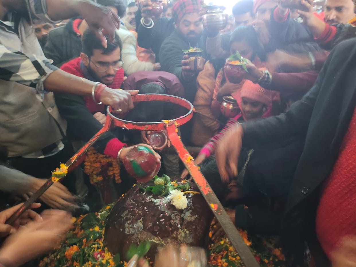 New Year 2024: Congratulations went on throughout the day, lots of bouquets were sold.