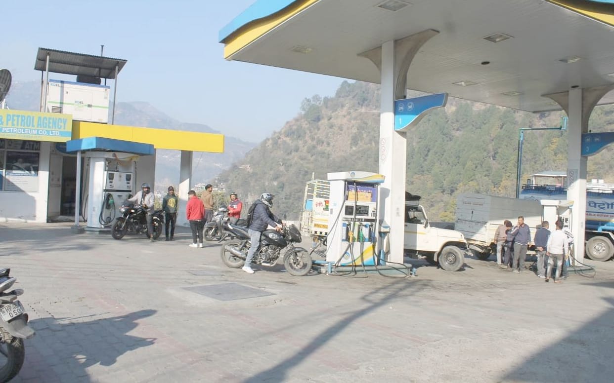 Pumps become empty, long queues formed to fill oil amid cold