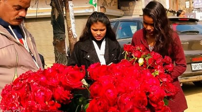 First day of New Year: Bow down in the temple, buy gifts