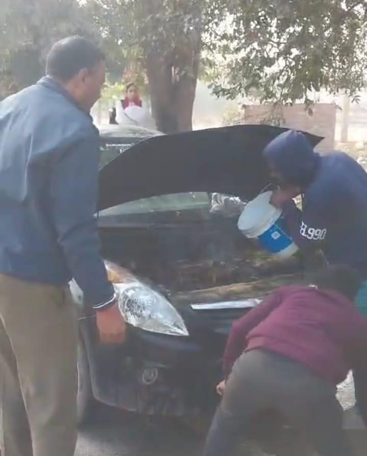 Fire broke out in a moving car, driver and woman narrowly escaped.