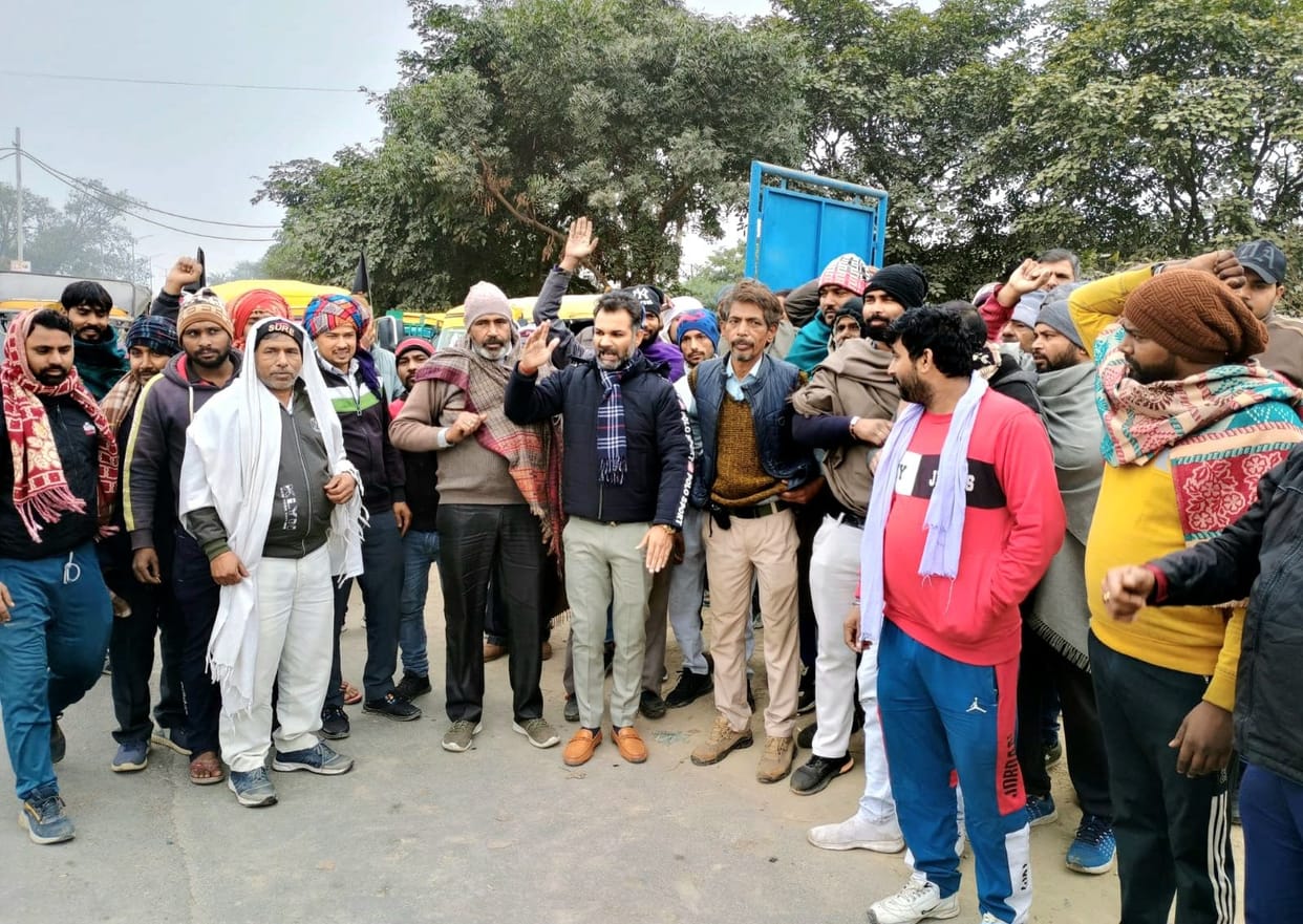 Auto drivers blocked the road against the new rule